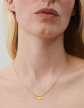 Laden Sie das Bild in den Galerie-Viewer, Pernille Corydon Mini Coin Necklace mit 5 mm Anhänger, verstellbare Länge 40–48 cm.
