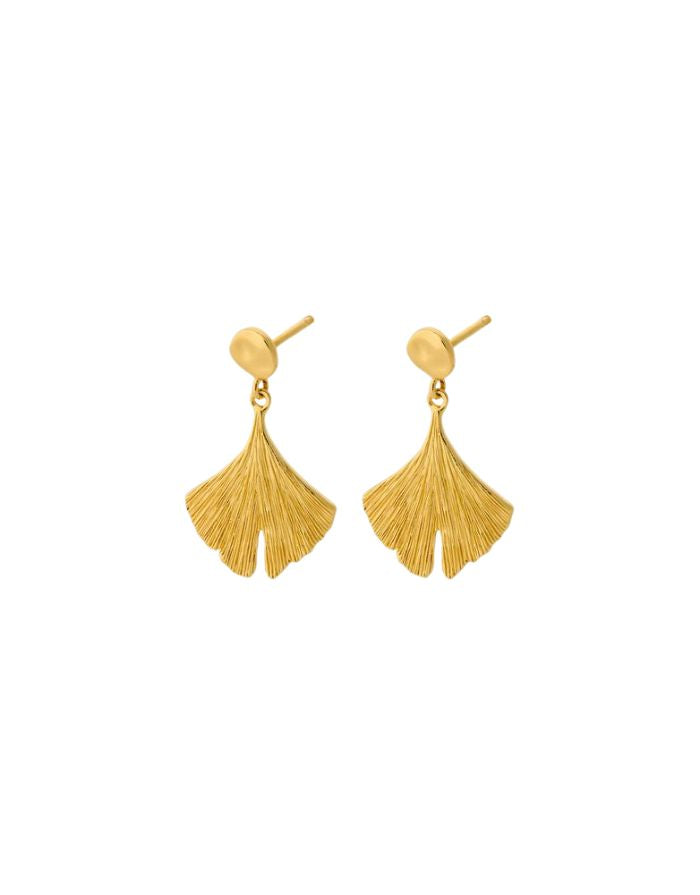 Goldene Ohrringe in Gingko Blatt Form von Pernille Corydon