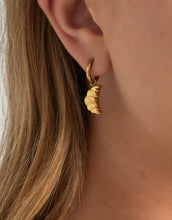 Laden Sie das Bild in den Galerie-Viewer, Goldene Ohrringe mit Croissant-Anhänger.
Wasserfester Schmuck mit französischem Charme.
