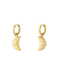 Goldene Ohrringe mit Croissant-Anhänger.
Wasserfester Schmuck mit französischem Charme.