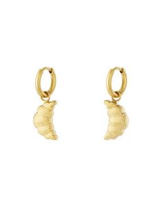 Goldene Ohrringe mit Croissant-Anhänger.
Wasserfester Schmuck mit französischem Charme.