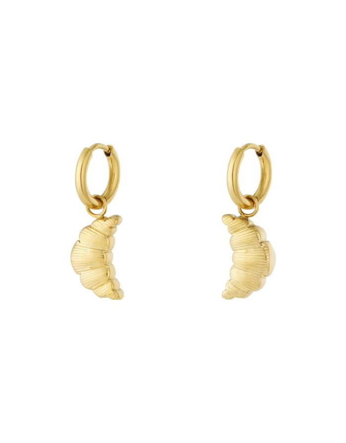 Goldene Ohrringe mit Croissant-Anhänger.
Wasserfester Schmuck mit französischem Charme.