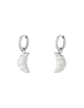 Laden Sie das Bild in den Galerie-Viewer, Silber Ohrringe mit Croissant-Anhänger.
Wasserfester Schmuck mit französischem Charme.
