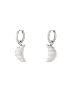 Silber Ohrringe mit Croissant-Anhänger.
Wasserfester Schmuck mit französischem Charme.