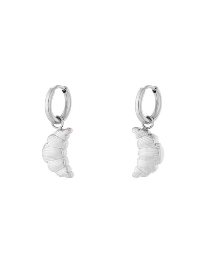 Silber Ohrringe mit Croissant-Anhänger.
Wasserfester Schmuck mit französischem Charme.