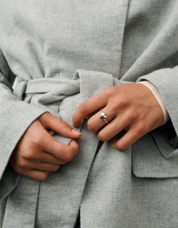 Pernille Corydon Sweetheart Ring gold mit kleinem Herz, poliert, verschiedene Größen.