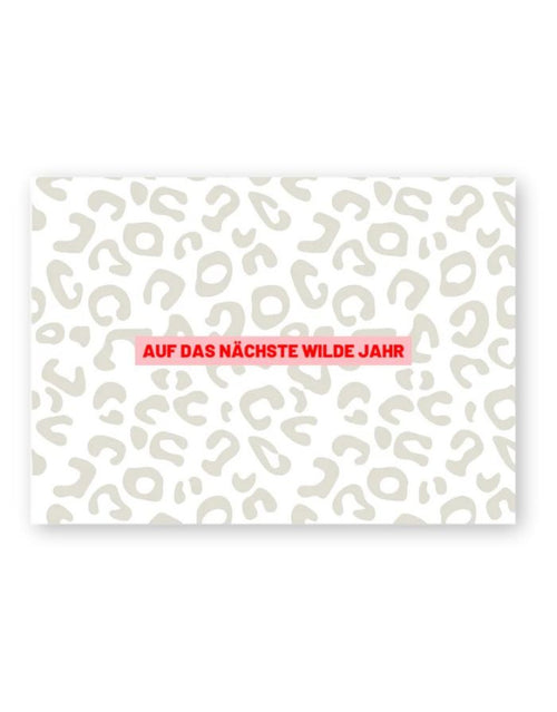 Postkarte von Herr und Frau Hempel aus hochwertiger Holzschliffpappe im DIN-A6-Format mit der Aufschrift Auf das nächste wilde Jahr und Leo Muster