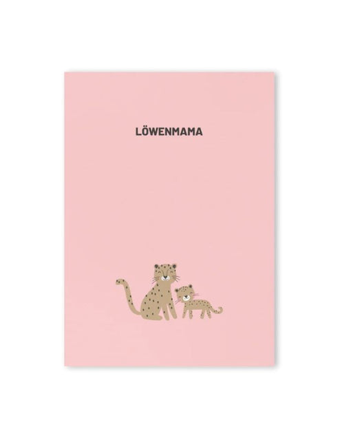 Postkarte von Herr und Frau Hempel aus hochwertiger Holzschliffpappe im DIN-A6-Format in Rosa mit der Aufschrift Löwenmama 