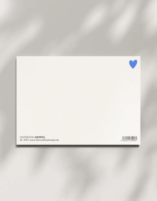 Postkarte von Herr und Frau Hempel aus hochwertiger Holzschliffpappe im DIN-A6-Format mit Blanko Rückseite und kleinem blauen Herz oben rechts in der Ecke