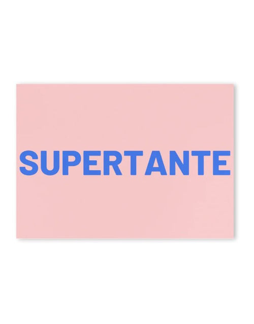 Postkarte von Herr und Frau Hempel aus hochwertiger Holzschliffpappe im DIN-A6-Format in Rosa mit der Aufschrift Supertante in Blau