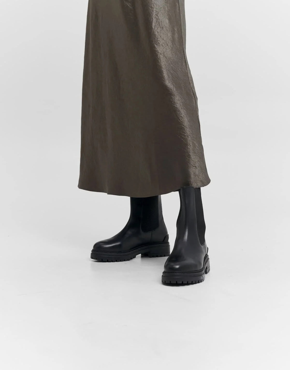 Hey Marly Chelsea Boot City Stroll in Schwarz aus Leder mit elastischem Einsatz, profiliertem Blockabsatz und dezenten goldfarbenen Details am Model