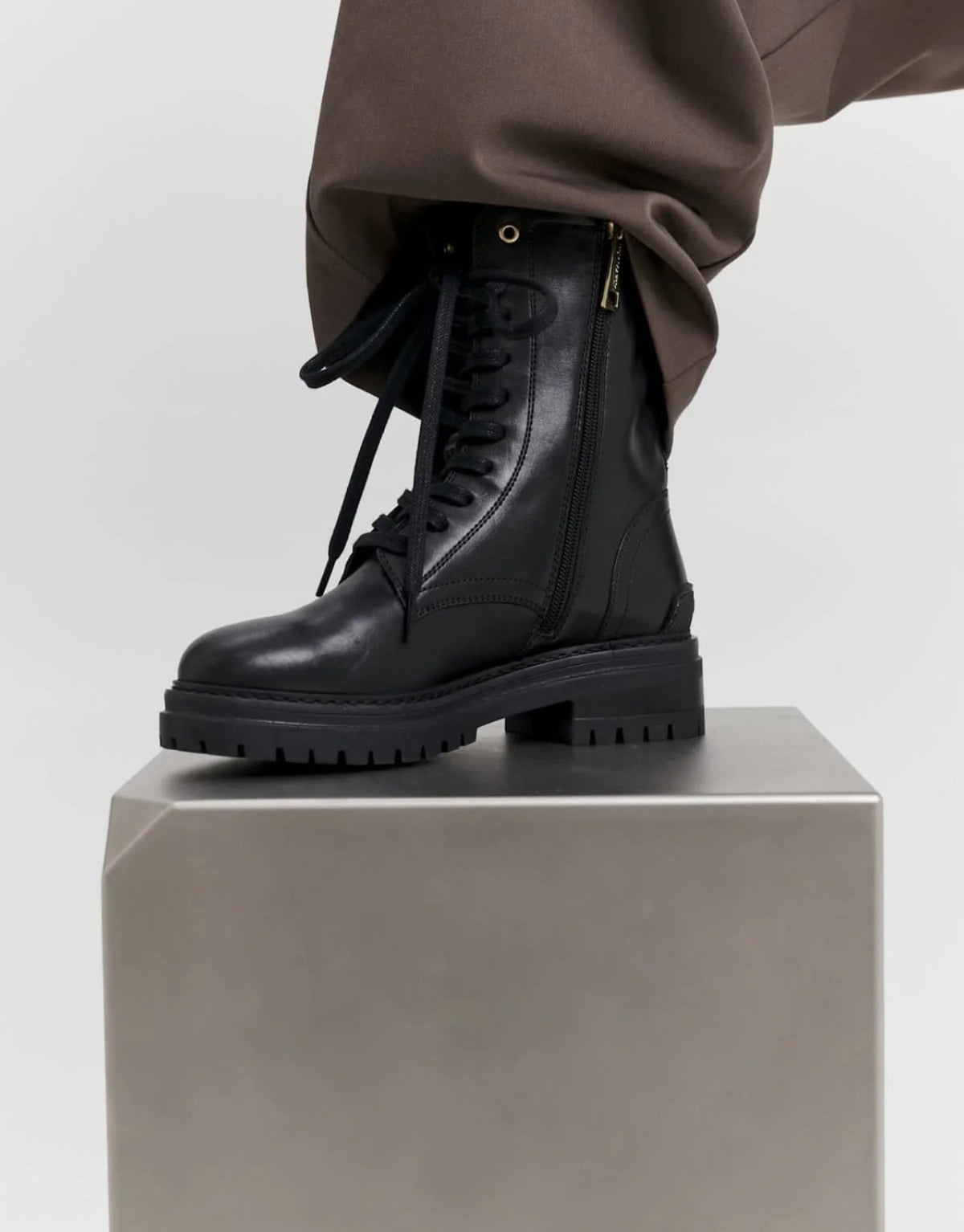 Hey Marly Signature Boot aus Leder mit Schnürung, seitlichem Reißverschluss, niedrigem Blockabsatz und goldfarbenen Details Model von der Innenseite