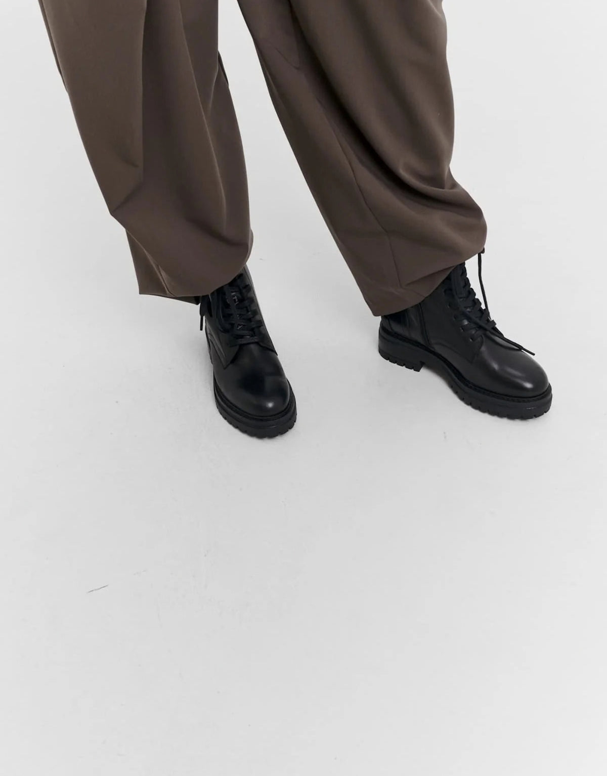 Hey Marly Signature Boot aus Leder mit Schnürung, seitlichem Reißverschluss, niedrigem Blockabsatz und goldfarbenen Details am Model von oben