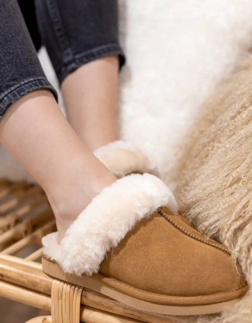 Lumi Slipper aus echtem Wildleder mit weichem Schafwollfutter, sichtbarem Wollkragen und robuster Gummisohle am Fuß