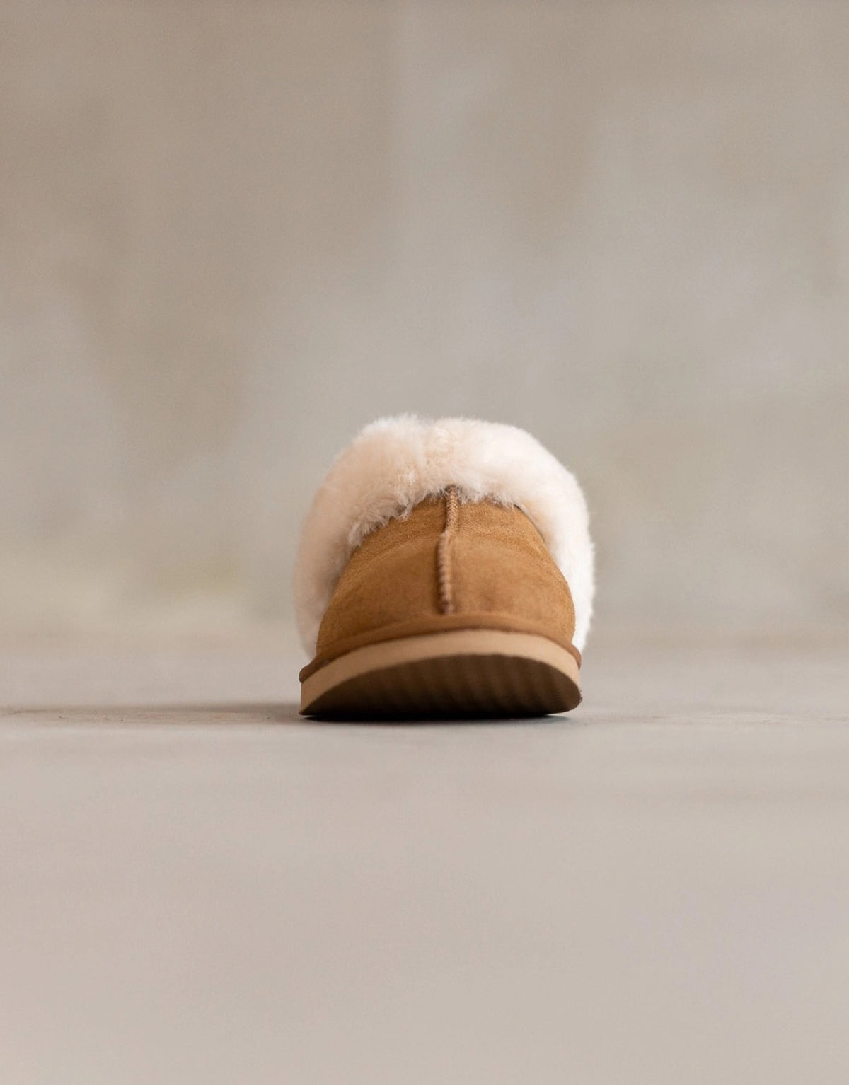 Lumi Slipper aus echtem Wildleder mit weichem Schafwollfutter, sichtbarem Wollkragen und robuster Gummisohle als Freisteller von vorne