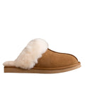 Lumi Slipper aus echtem Wildleder mit weichem Schafwollfutter, sichtbarem Wollkragen und robuster Gummisohle als Freisteller 