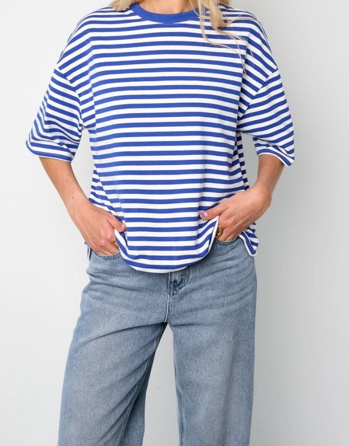  Blau gestreiftes Blocked Striped Tee T-Shirt aus Baumwolle mit bequemer Passform für den Alltag am Model