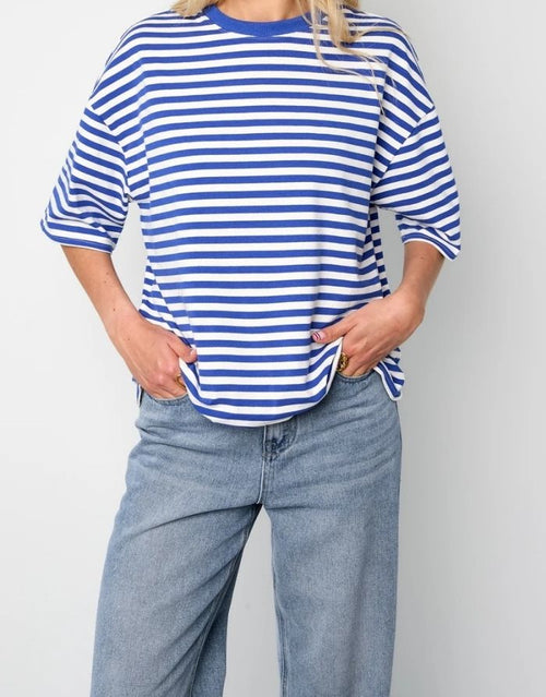  Blau gestreiftes Blocked Striped Tee T-Shirt aus Baumwolle mit bequemer Passform für den Alltag am Model