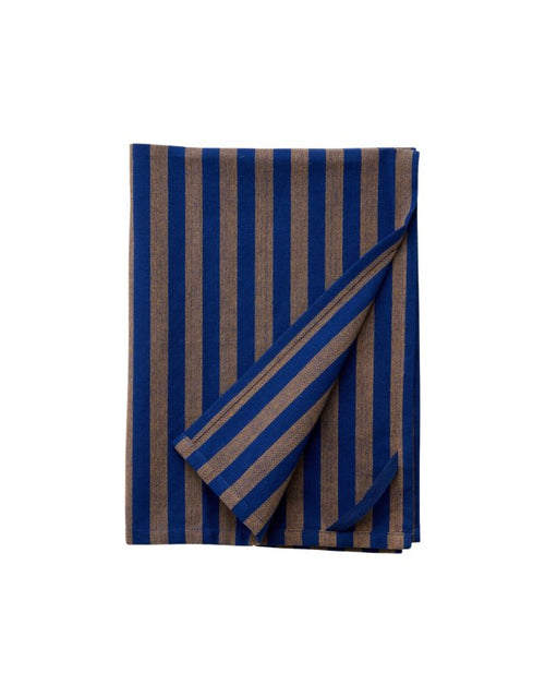 Braun gestreiftes Geschirrtuch von Nordal mit kräftigen blauen Streifen aus 100 % Baumwolle.