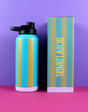 Laden Sie das Bild in den Galerie-Viewer, Ava &amp; Yves Trinkflasche Stripes Petrol/Olive-Gold/Flieder – 1 Liter Edelstahlflasche mit Sportverschluss, vakuumisoliert.
