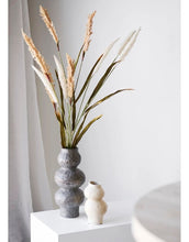 Laden Sie das Bild in den Galerie-Viewer, House Nordic Case Vase Beige, organische Keramikvase ø 10,5 cm, Höhe 19,5 cm.
