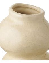 Laden Sie das Bild in den Galerie-Viewer, House Nordic Case Vase Beige, organische Keramikvase ø 10,5 cm, Höhe 19,5 cm.
