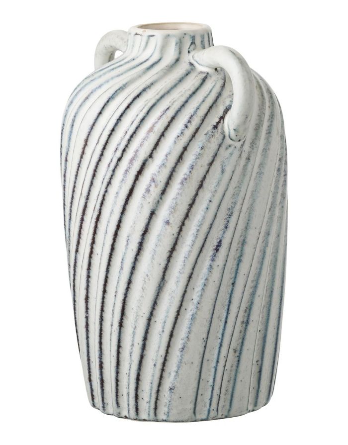 House Nordic Keramikvase Blau/Weiß mit Linienstruktur und zwei Henkeln, 22 cm hoch.
