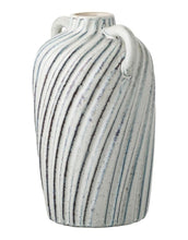 Laden Sie das Bild in den Galerie-Viewer, House Nordic Keramikvase Blau/Weiß mit Linienstruktur und zwei Henkeln, 22 cm hoch.
