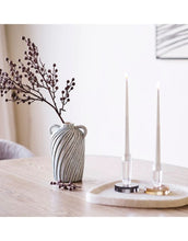 Laden Sie das Bild in den Galerie-Viewer, House Nordic Keramikvase Blau/Weiß mit Linienstruktur und zwei Henkeln, 22 cm hoch.
