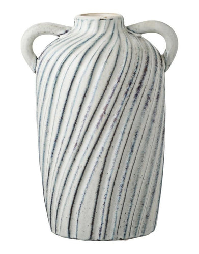 House Nordic Keramikvase Blau/Weiß mit Linienstruktur und zwei Henkeln, 22 cm hoch.