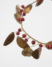 Laden Sie das Bild in den Galerie-Viewer, House Doctor Kranz Auric ø12 cm – handgemachter goldener Messingkranz mit roten Mangoholzperlen.
