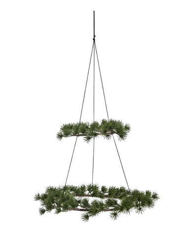 House Doctor Dekoring Hang Green – dekorativer Ring aus künstlichem Tannengrün mit Eisenrahmen und Juteaufhängung.