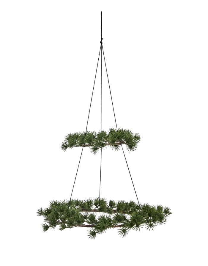 House Doctor Dekoring Hang Green – dekorativer Ring aus künstlichem Tannengrün mit Eisenrahmen und Juteaufhängung.