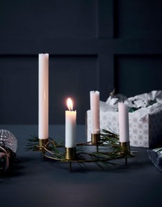House Doctor Kerzenständer Stage Antikes Messing – runder handgefertigter Eisen-Kerzenhalter mit Sternendetails für Adventskerzen.