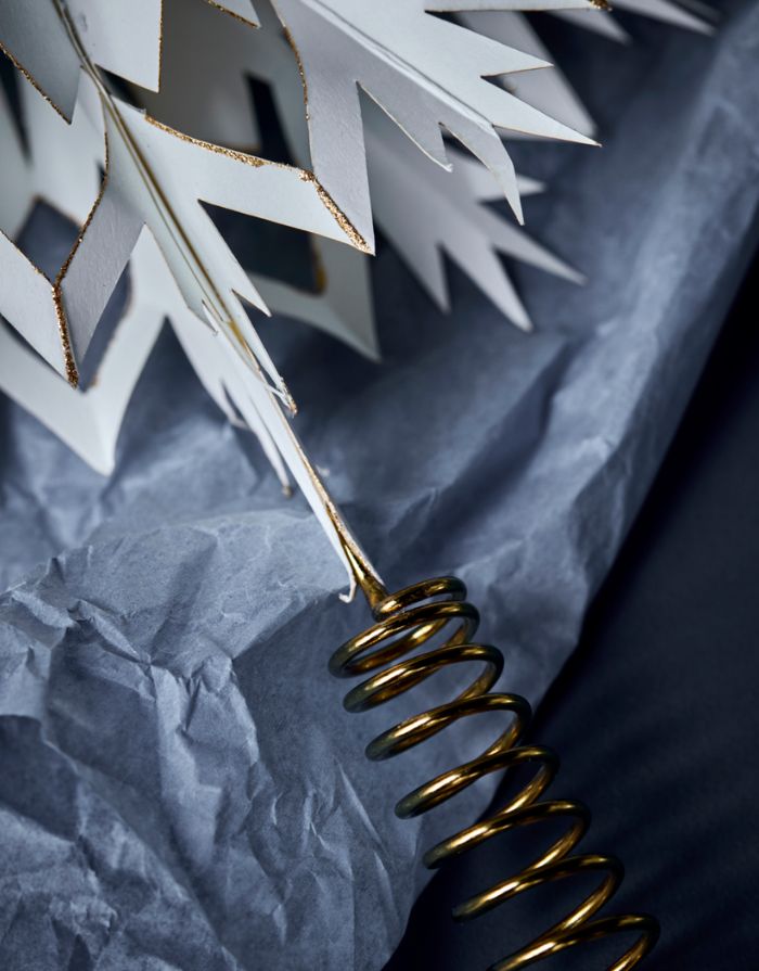 House Doctor Weihnachtsbaumstern Alsta Weiß/Gold – handgefertigte Papier-Baumspitze mit goldenem Glitzer und Eisen-Spirale.
