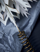 Laden Sie das Bild in den Galerie-Viewer, House Doctor Weihnachtsbaumstern Alsta Weiß/Gold – handgefertigte Papier-Baumspitze mit goldenem Glitzer und Eisen-Spirale.
