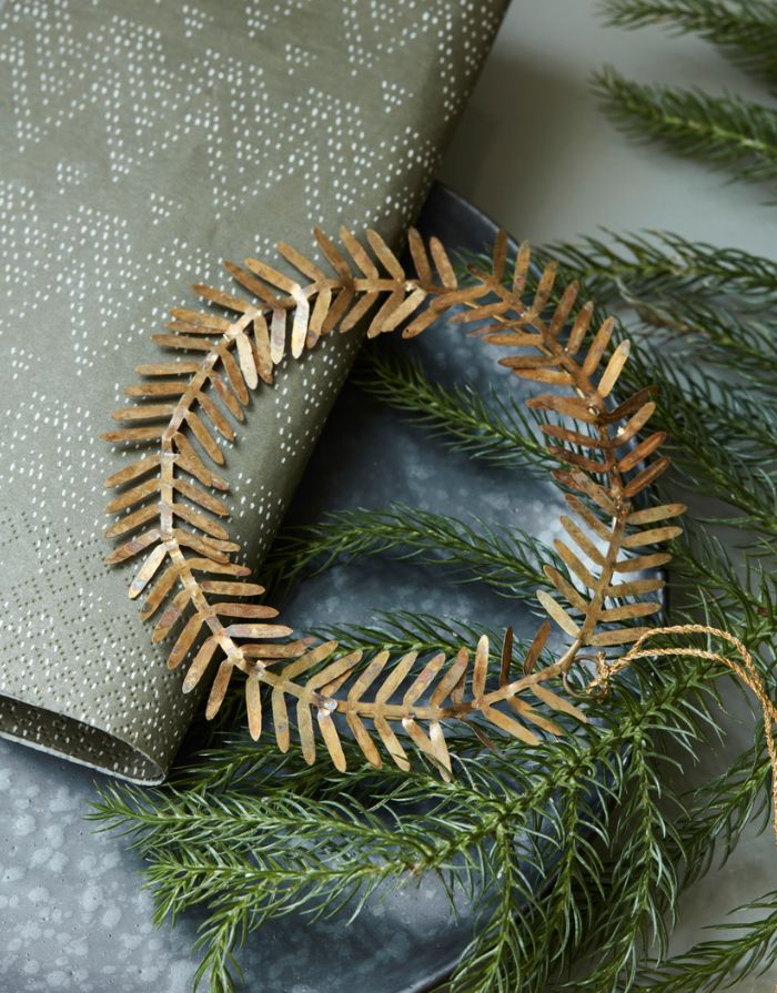 House Doctor Weihnachtsschmuck Lamet in Messing – handgefertigter Kranzanhänger mit feinen Blättchen auf Tannenzweig