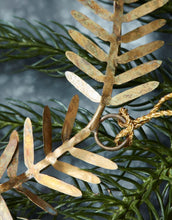 Laden Sie das Bild in den Galerie-Viewer, House Doctor Weihnachtsschmuck Lamet in Messing – handgefertigter Kranzanhänger mit feinen Blättchen.
