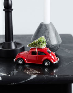 House Doctor Xmas Car Mini in Rot – nostalgisches kleines Auto mit Baum als Weihnachtsdekoration.