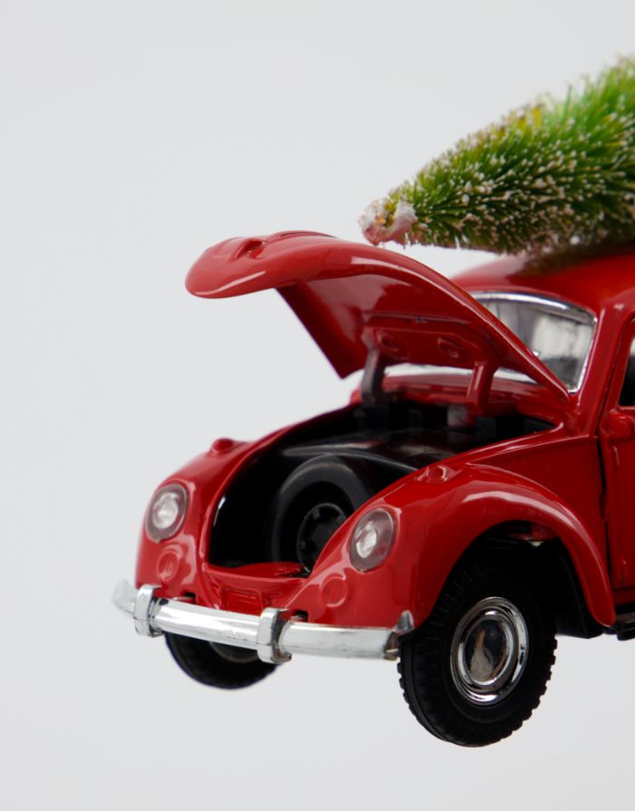 House Doctor Xmas Car in Rot – größeres nostalgisches Auto mit Baum als Weihnachtsdekoration.