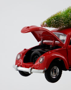 House Doctor Xmas Car in Rot – größeres nostalgisches Auto mit Baum als Weihnachtsdekoration.