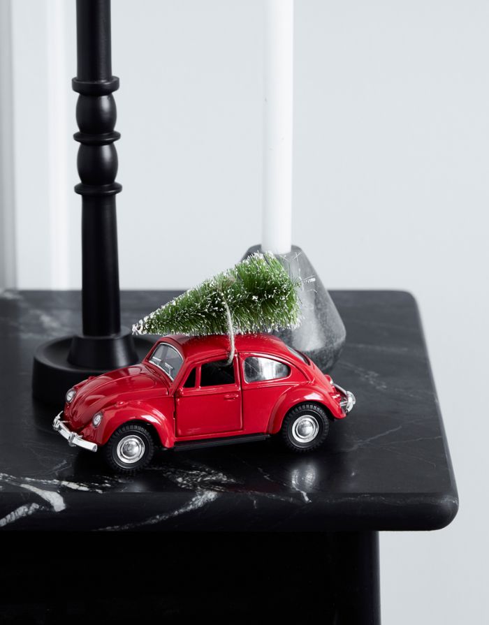House Doctor Xmas Car in Rot – größeres nostalgisches Auto mit Baum als Weihnachtsdekoration.