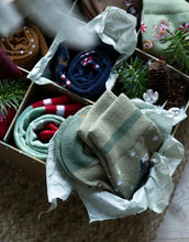 Laden Sie das Bild in den Galerie-Viewer, Socken Weihnachten Funny I Green / Red
