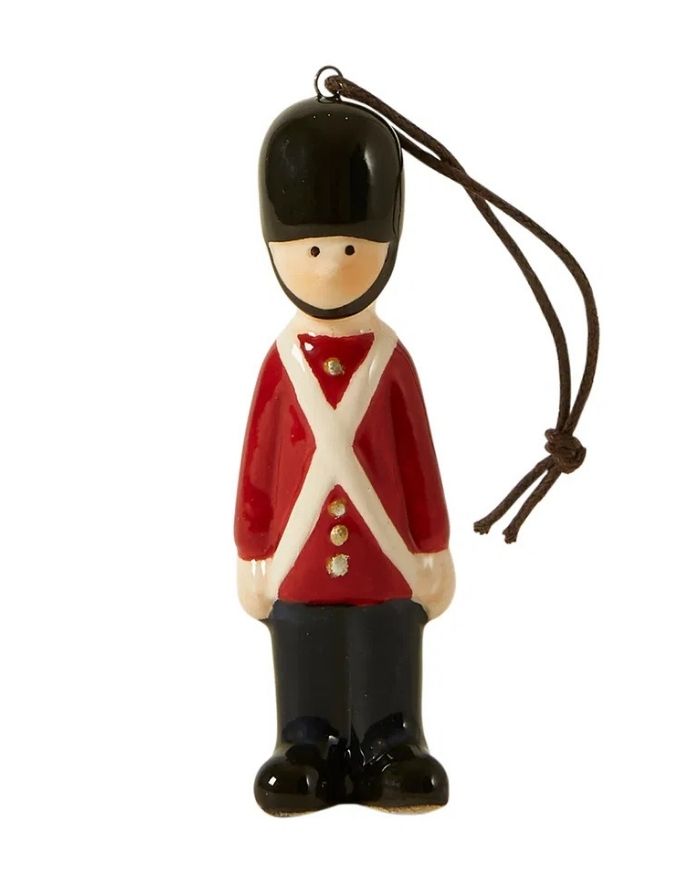 Handbemalter Weihnachtsanhänger Gardist aus Keramik in Rot von Speedtsberg, 8 cm groß – festlicher Baumschmuck für eine traditionelle Weihnachtsdeko