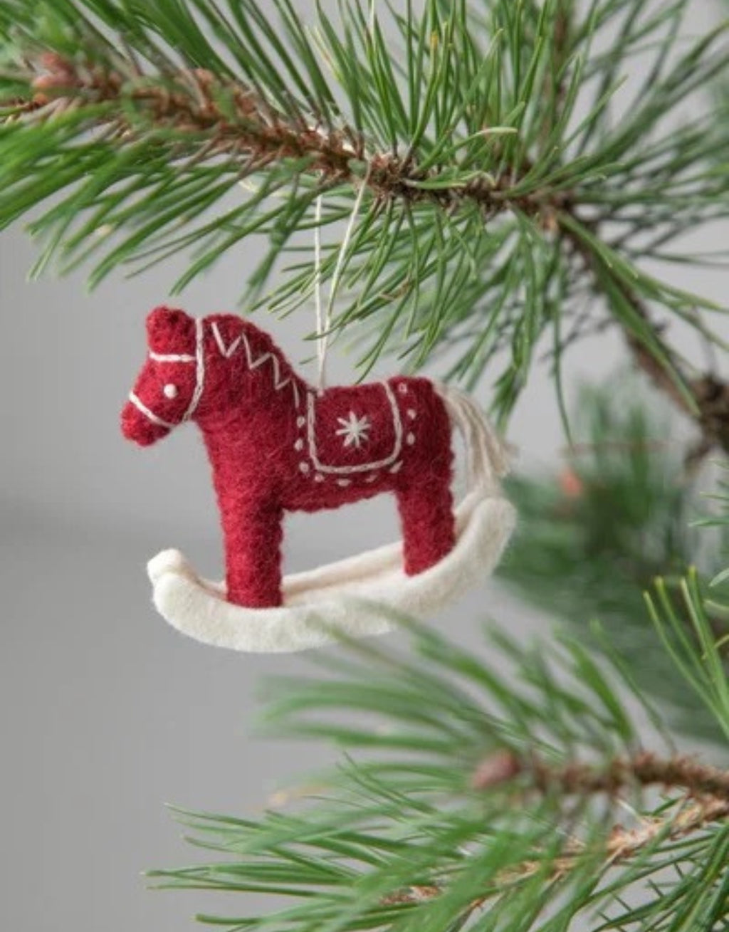 Anhänger Schaukelpferd von Gry &amp; Sif in Rot, handgefertigter Weihnachtsanhänger aus neuseeländischer Wolle in nostalgischer Schaukelpferdform, 8 cm hoch und 9 cm lang am Weihnachtsbaum