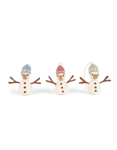 Anhänger Schneemann Bunt von Gry und Sif, handgefertigter Weihnachtsanhänger aus neuseeländischer Wolle in verschiedenen Farben und mit individuellen Details, 8 cm hoch, Farbauswahl zufällig als Freisteller