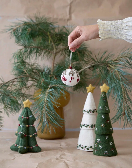 Weihnachtskugel mit Stickerei von Gry &amp; Sif in Weiß, handgefertigte Filzkugel aus neuseeländischer Wolle mit roten und weihnachtlichen Stickereien, ca. 6 cm Durchmesser.