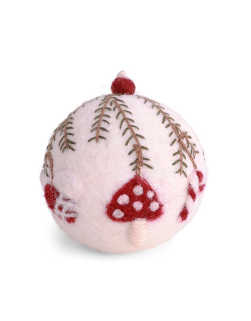 Weihnachtskugel mit Stickerei von Gry &amp; Sif in Weiß, handgefertigte Filzkugel aus neuseeländischer Wolle mit roten und weihnachtlichen Stickereien, ca. 6 cm Durchmesser als Freisteller