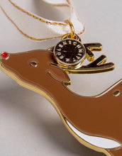 Laden Sie das Bild in den Galerie-Viewer, Baumschmuck Reh von Eulenschnitt, Metallanhänger mit roter Nase und liebevollen Details, ca. 5 x 7,9 cm, inklusive Aufhängeband.
