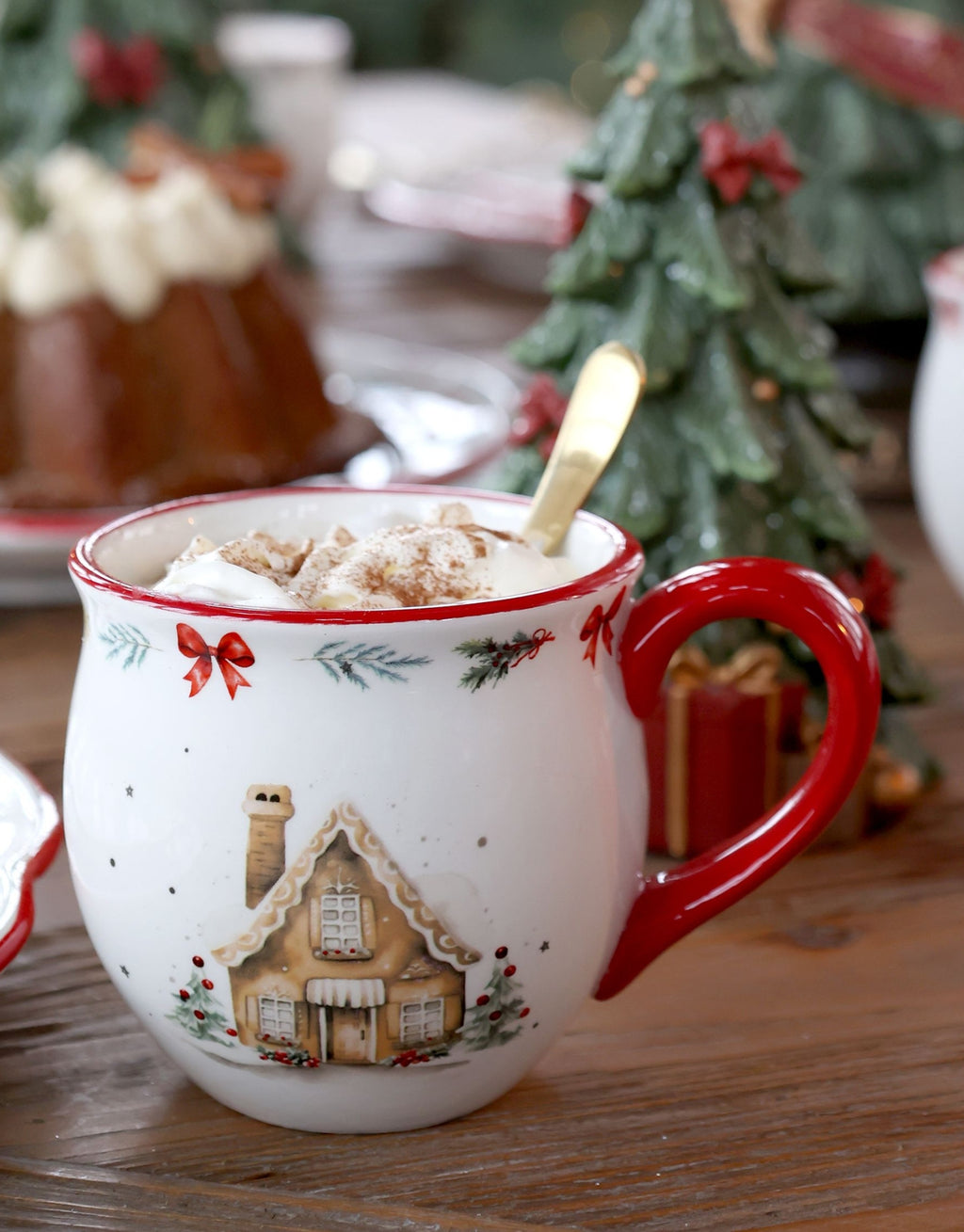 Becher Chalet de Noël von Chic Antique in Cherry, nostalgischer Weihnachtsbecher aus Keramik mit winterlichem Lebkuchenhausmotiv, rotem Henkel und dekorativer Tannenzweigbordüre